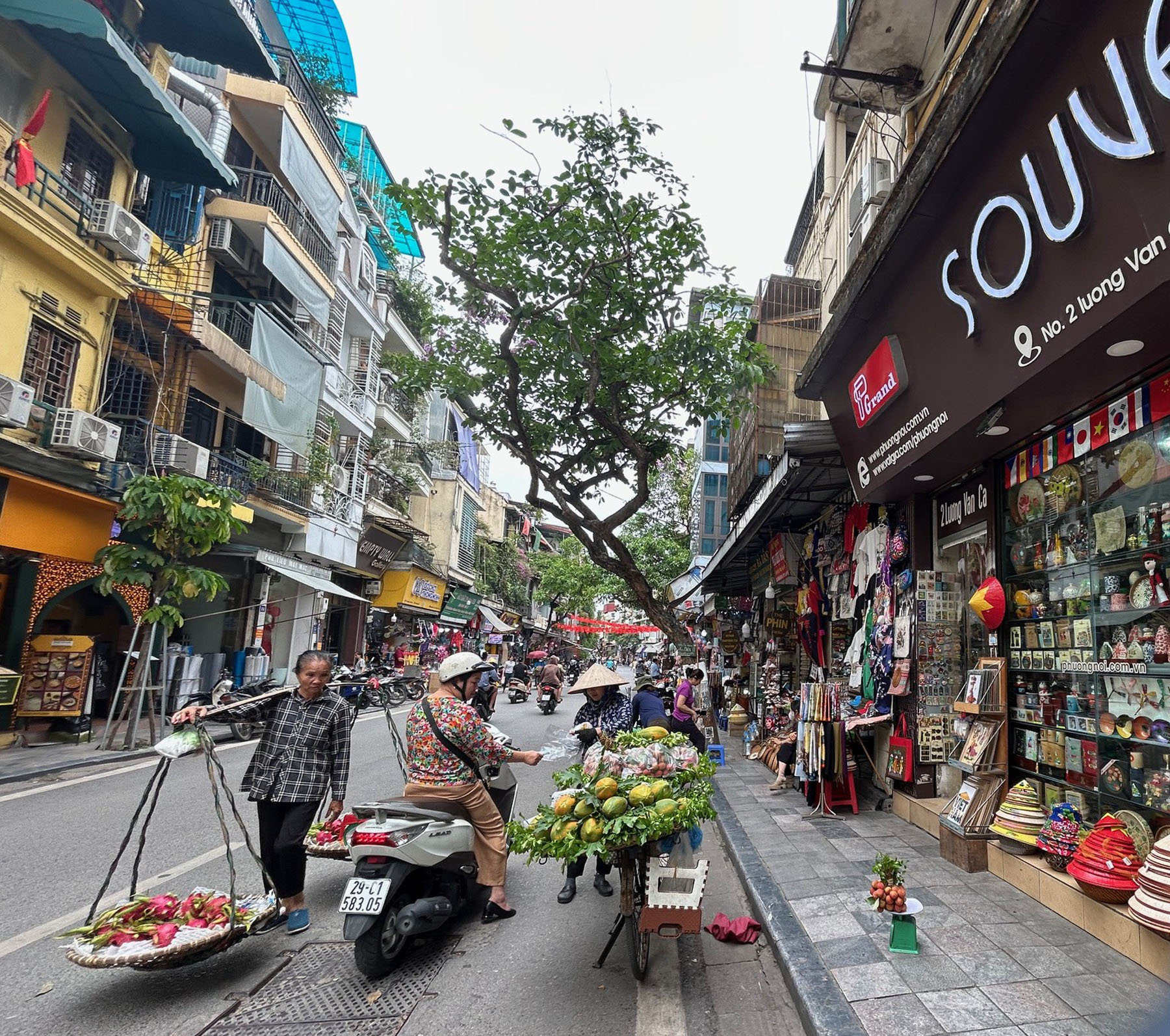 Hanoi vendors street